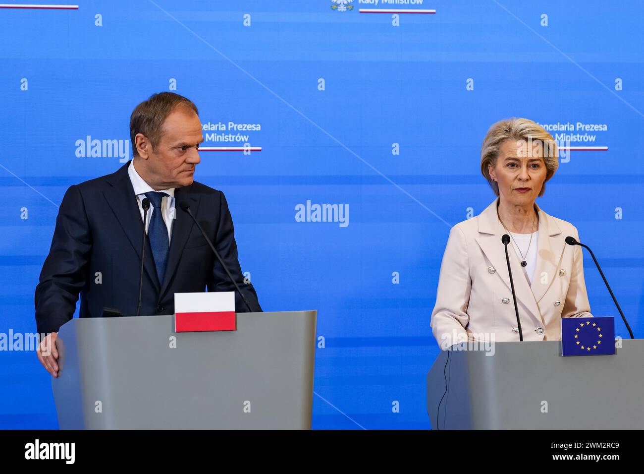 Varsovie, Pologne, 23 février 2024. Le premier ministre polonais Donald Tusk et la présidente de la Commission européenne, Ursula von der Leyen, s'adressent à la presse après un entretien trilatéral dans l'Cancellaire du premier ministre sur la rue Ujazdowska à Varsovie, la capitale de la Pologne. La commission européenne déclare lors de la déclaration de libérer le soutien financier de l'Union européenne en faveur du soi-disant Plan national de reconstruction pour la Pologne. Ils parlent aussi de la défense européenne face à l’agression russe en Ukraine. Crédit : Dominika Zarzycka/Alamy Live News. Banque D'Images