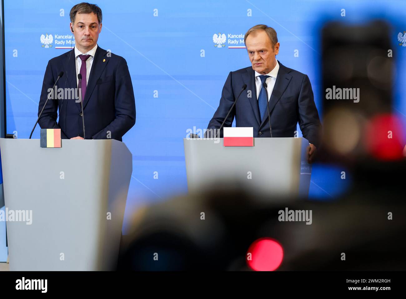 Le premier ministre polonais Donald Tusk, le premier ministre belge Alexander de Croo et la présidente de la Commission européenne Ursula von der Leyen s'adressent à la presse après des entretiens trilatéraux dans l'Cancellaire du premier ministre sur la rue Ujazdowska à Varsovie, la capitale de la Pologne. La commission européenne déclare lors de la déclaration de libérer le soutien financier de l'Union européenne en faveur du soi-disant Plan national de reconstruction pour la Pologne. Ils parlent aussi de la défense européenne face à l’agression russe en Ukraine. Crédit : Dominika Zarzycka/Alamy Live News. Banque D'Images