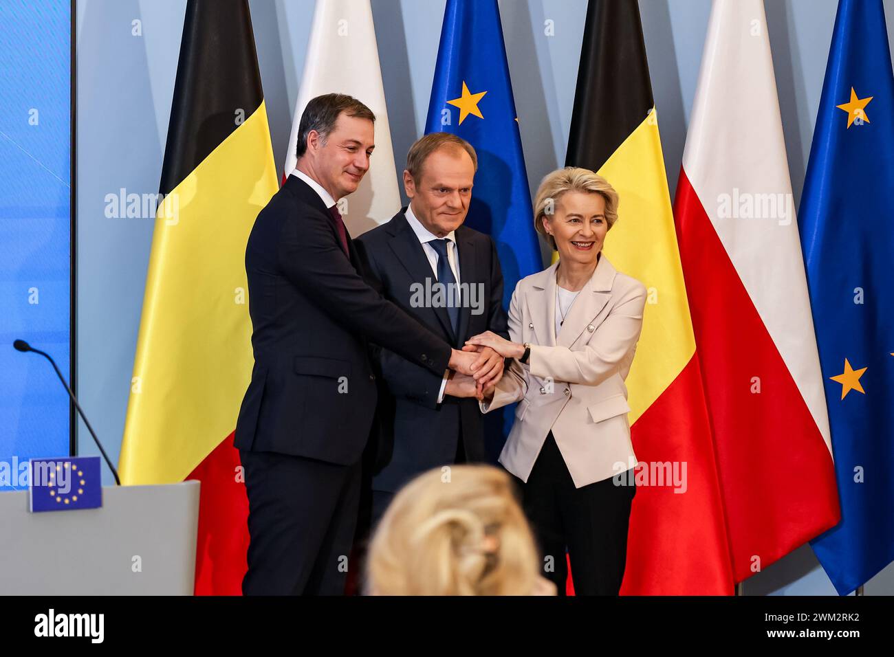 Le premier ministre polonais Donald Tusk, le premier ministre belge Alexander de Croo et la présidente de la Commission européenne Ursula von der Leyen se serrent la main après des entretiens trilatéraux dans l'Cancellaire du premier ministre sur la rue Ujazdowska à Varsovie, la capitale de la Pologne. La commission européenne déclare lors de la déclaration de libérer le soutien financier de l'Union européenne en faveur du soi-disant Plan national de reconstruction pour la Pologne. Ils parlent aussi de la défense européenne face à l’agression russe en Ukraine. Crédit : Dominika Zarzycka/Alamy Live News. Banque D'Images
