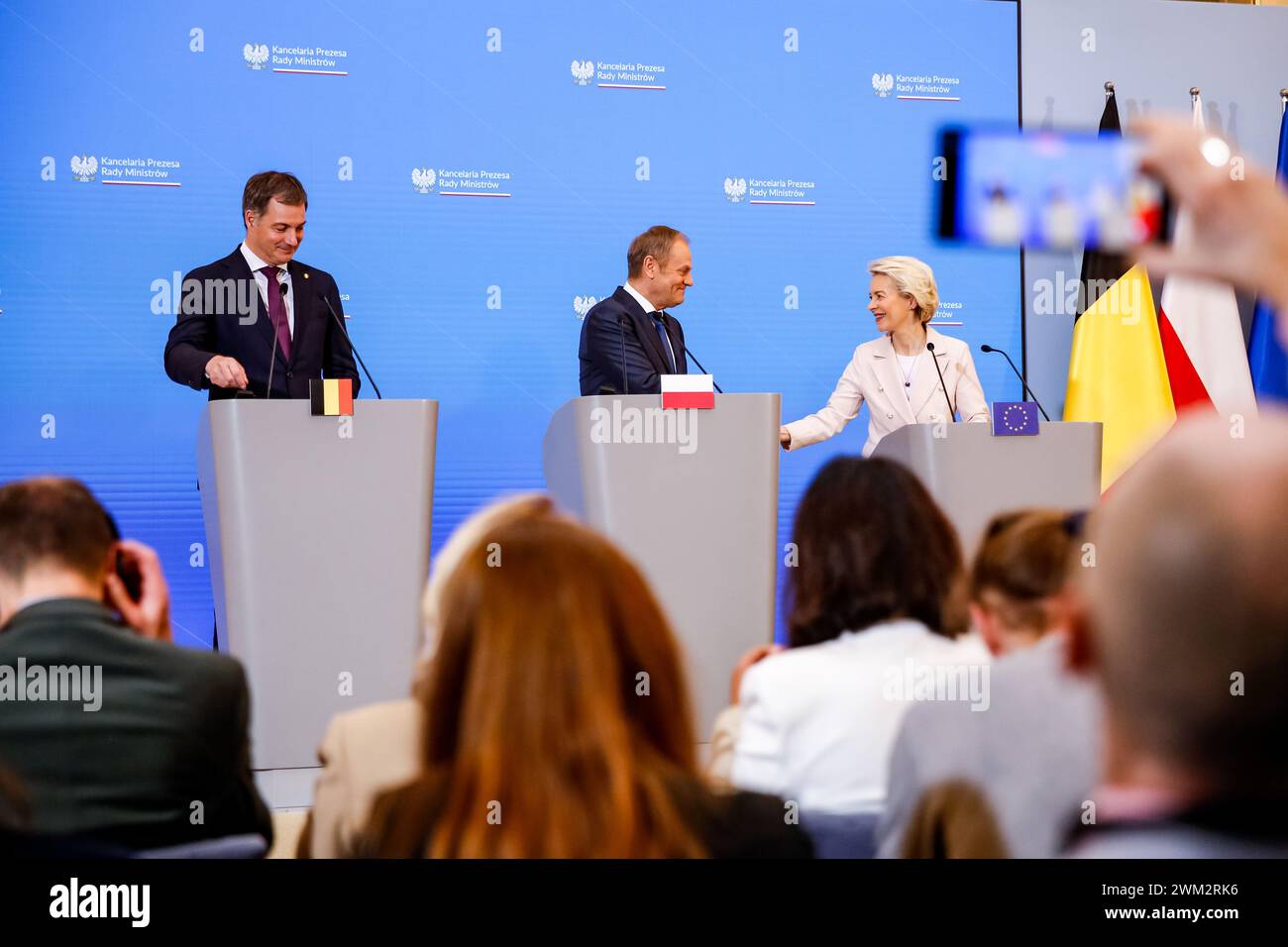 Le premier ministre polonais Donald Tusk, le premier ministre belge Alexander de Croo et la présidente de la Commission européenne Ursula von der Leyen se serrent la main après des entretiens trilatéraux dans l'Cancellaire du premier ministre sur la rue Ujazdowska à Varsovie, la capitale de la Pologne. La commission européenne déclare lors de la déclaration de libérer le soutien financier de l'Union européenne en faveur du soi-disant Plan national de reconstruction pour la Pologne. Ils parlent aussi de la défense européenne face à l’agression russe en Ukraine. Crédit : Dominika Zarzycka/Alamy Live News. Banque D'Images