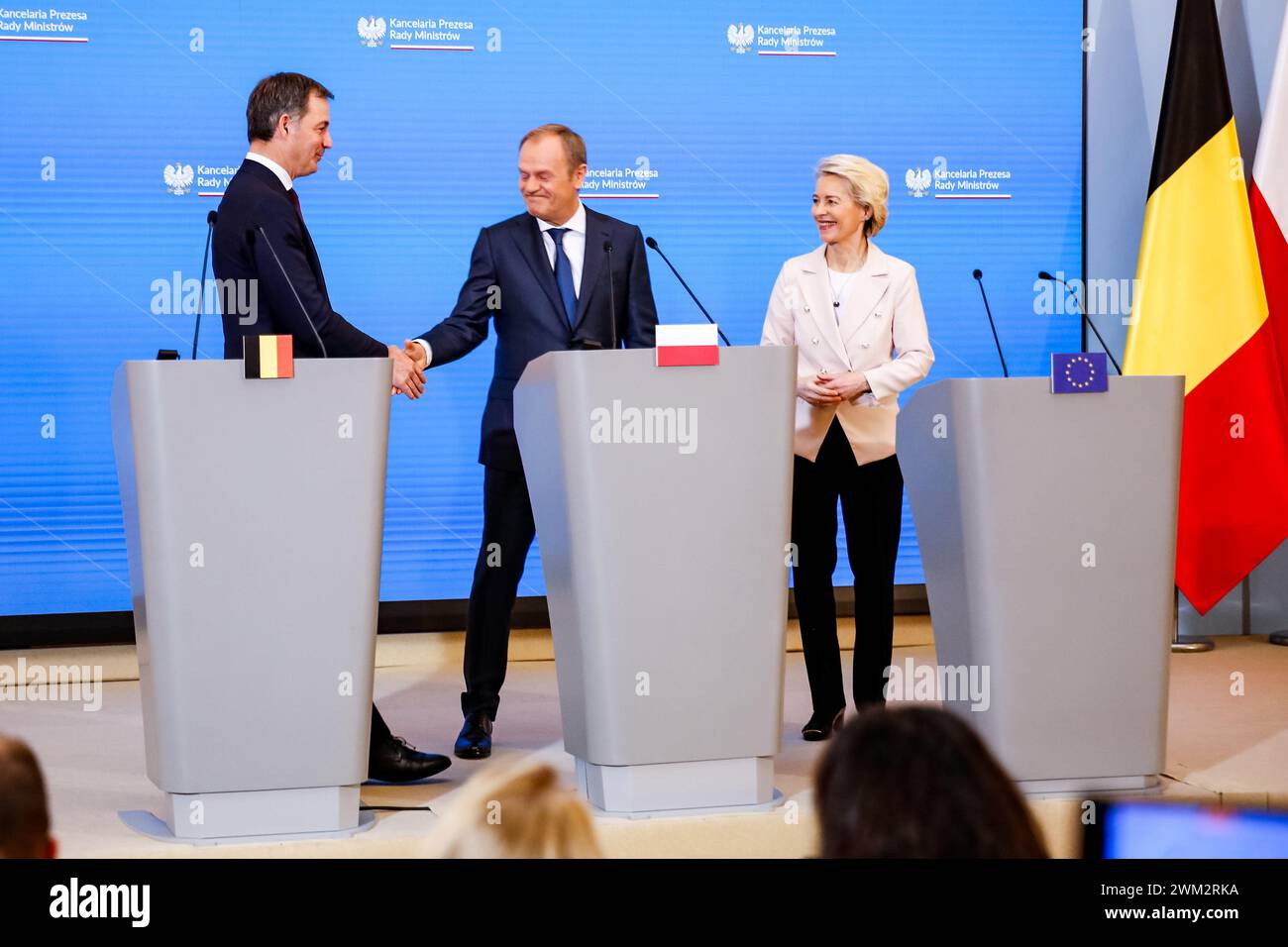 Le premier ministre polonais Donald Tusk, le premier ministre belge Alexander de Croo et la présidente de la Commission européenne Ursula von der Leyen se serrent la main après des entretiens trilatéraux dans l'Cancellaire du premier ministre sur la rue Ujazdowska à Varsovie, la capitale de la Pologne. La commission européenne déclare lors de la déclaration de libérer le soutien financier de l'Union européenne en faveur du soi-disant Plan national de reconstruction pour la Pologne. Ils parlent aussi de la défense européenne face à l’agression russe en Ukraine. Crédit : Dominika Zarzycka/Alamy Live News. Banque D'Images