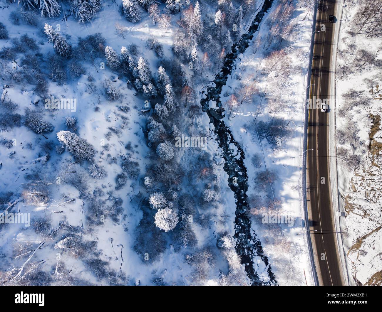 La route vers le Medeu Tract en hiver. Vue plongeante après de fortes chutes de neige Banque D'Images