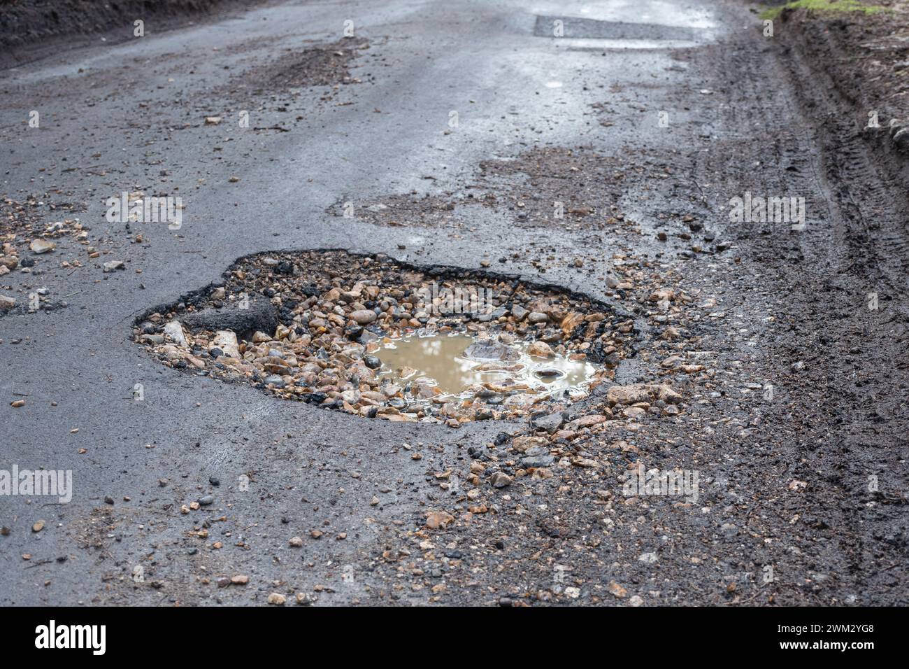 Un nid de poule dans une route de campagne, Angleterre, Royaume-Uni Banque D'Images