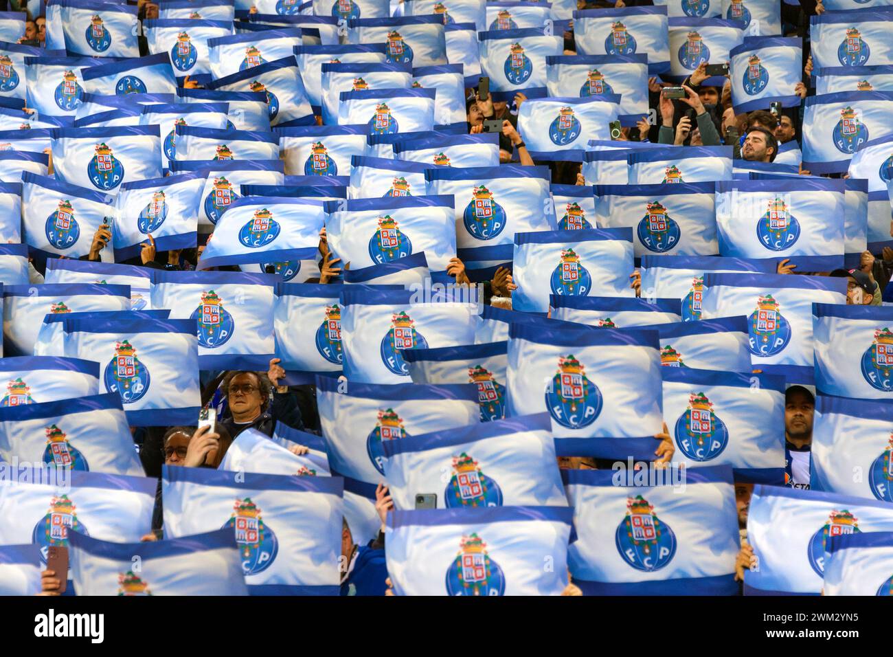 Les fans de Porto lors du match de première manche de la Ligue des Champions de la manche 16 entre le FC Porto et Arsenal au stade Dragão à Porto le 21 février 2024 (Jose Salgueiro/SPP) (Jose Salgueiro/SPP) crédit : SPP Sport Press photo. /Alamy Live News Banque D'Images