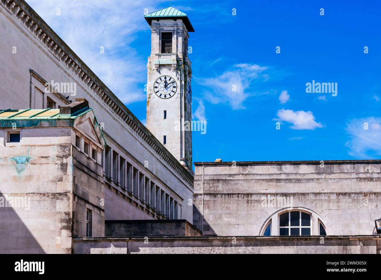 Kimber's Tower. Tour de l'horloge en pierre au Centre civique conçue par l'architecte Ernest Berry Webber. Southampton, Hampshire, Angleterre, Royaume-Uni, Royaume-Uni, euro Banque D'Images