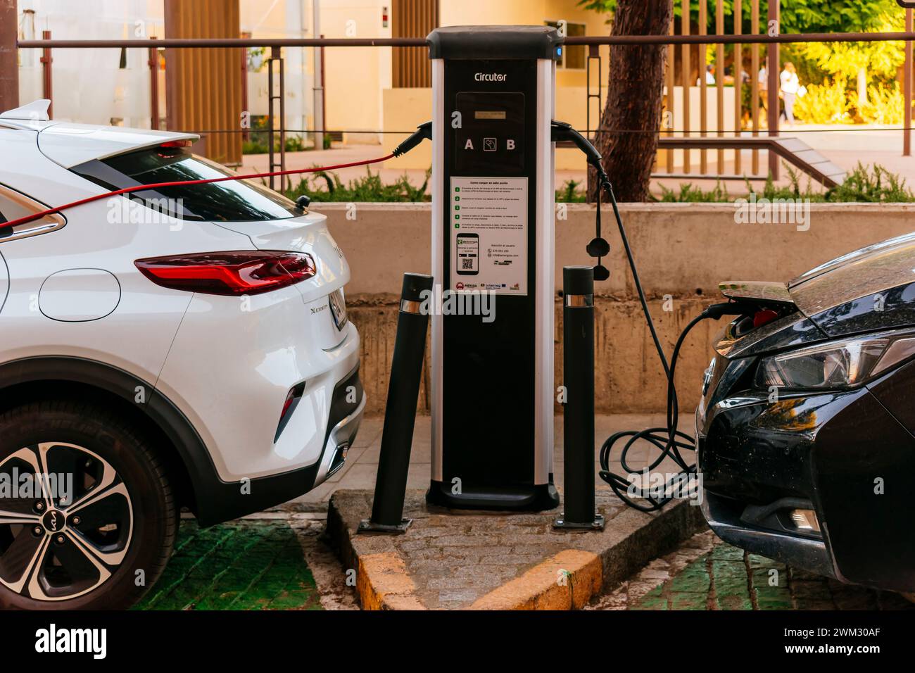 Recharge de voiture électrique à un chargeur de voiture électrique public. Mérida, Badajoz, Estrémadure, Espagne, Europe Banque D'Images