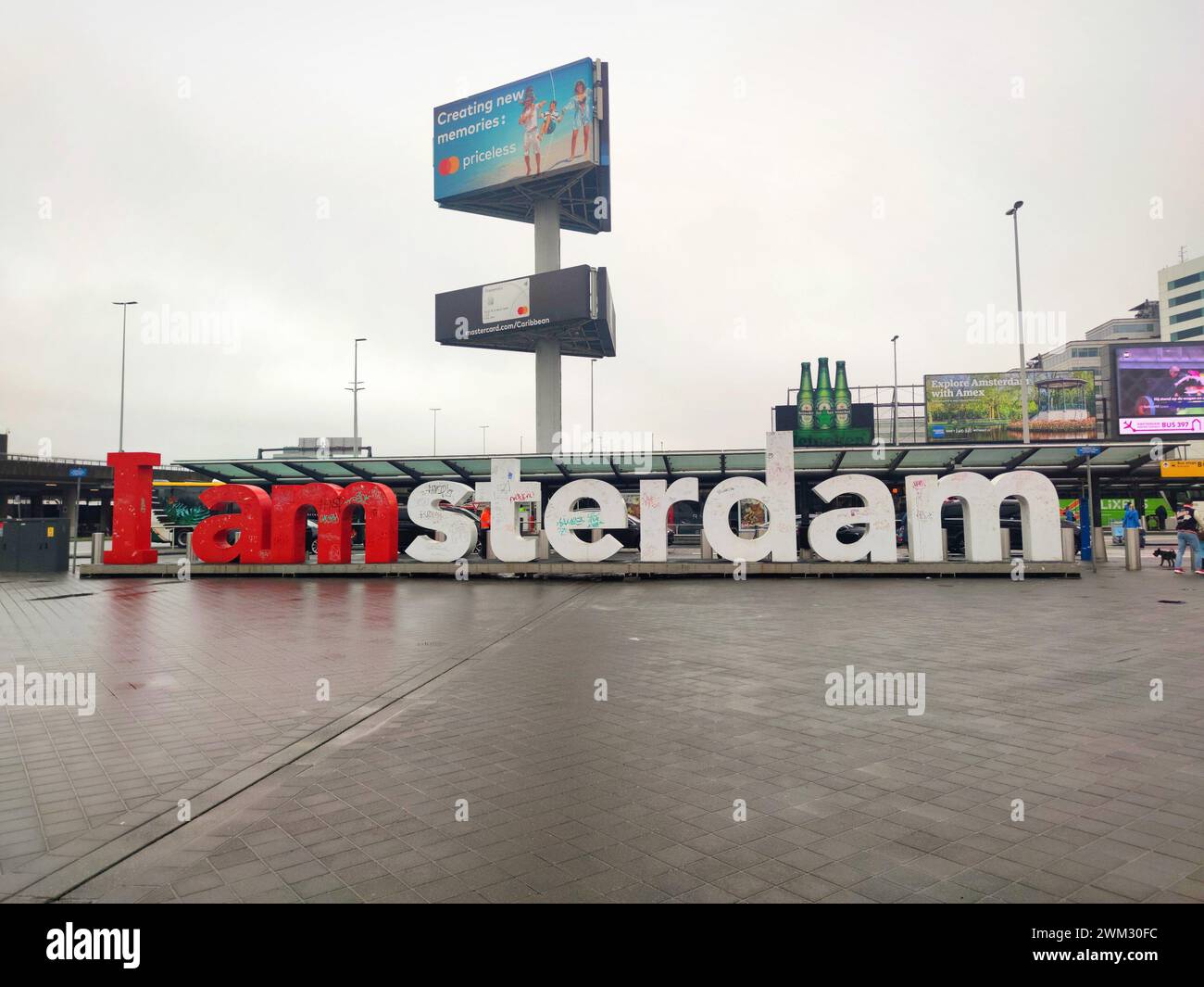 Attraction touristique avec lettres en trois dimensions blanches et rouges 'I amsterdam' à l'aéroport d'Amsterdam Schiphol aux pays-Bas. Banque D'Images