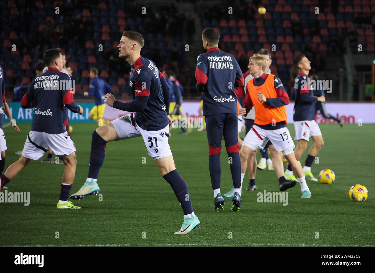 Bologne, Italie. 23 février 2024. Foto Michele Nucci/LaPresse 23 Febbraio 2024, Bologne, Italia sport, calcio. Bologna f.c. vs. Hellas Verona f.c. - Campionato di calcio Serie A TIM 2023/2024 - stadio Renato Dall'Ara Nella foto : i giocatori del Bologna f.c. durante il riscaldamento - Sam Beukema (Bologna FC) photo : Michele Nucci/LaPresse 23 février 2024, Bologne, Italie. sport, football. Bologna f.c. vs. Hellas Verona f.c. - Italian Football Championship League A TIM 2023/2024 - Renato Dall'Ara stade dans la photo : les joueurs de Bologna f.c. pendant l'échauffement crédit : LaPresse/Alamy Live News Banque D'Images