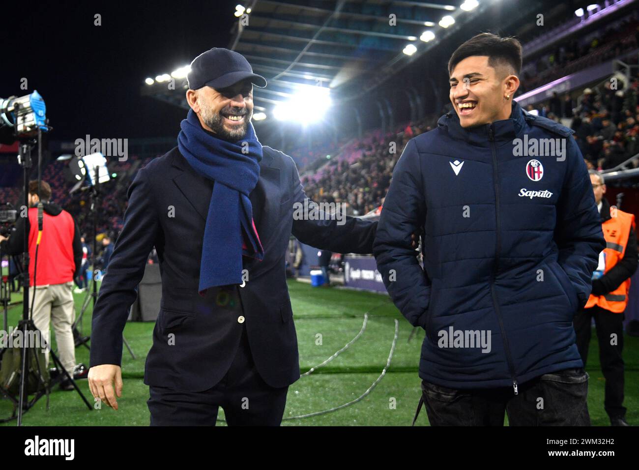 Bologne, Italie. 23 février 2024. Foto Massimo Paolone/LaPresse 23 Febbraio 2024 - Bologna, Italia - sport, calcio - Bologna vs Verona - Campionato Italiano di calcio Serie A TIM 2023/2024 - Stadio Renato Dall'Ara. Nella foto : Marco Di Vaio (Bologna F.C.), Santiago Castro (Bologna FC) 23 février 2024 Bologne, Italie - sport, calcio - Bologne vs Vérone - Championnat d'Italie de football Serie A 2023/2024 - Renato Dall'Ara Stadium. Sur la photo : Marco Di Vaio (Bologna F.C.), Santiago Castro (Bologna FC) crédit : LaPresse/Alamy Live News Banque D'Images