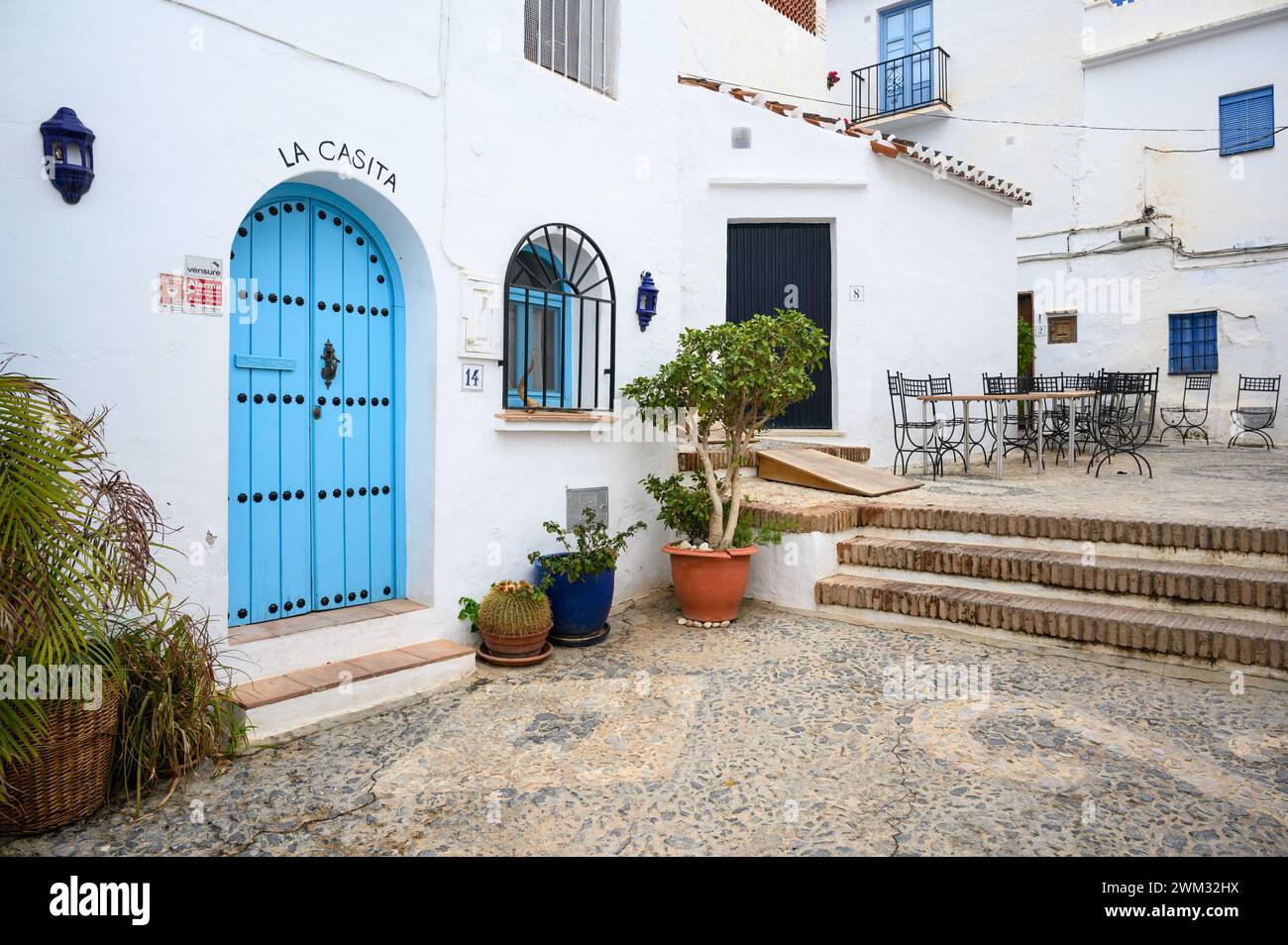 Rues décorées typiques dans le merveilleux village de Frigiliana avec des maisons blanches avec des portes et des fenêtres bleues, Malaga, Andalousie, Espagne. Banque D'Images