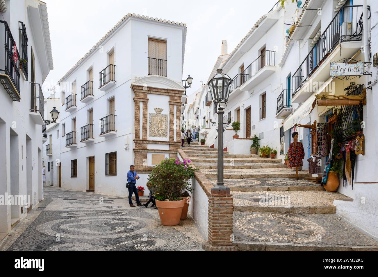 Rues en descente et en montée raides dans l'un des plus beaux villages d'Espagne, Frigiliana, Malaga, Espagne. Banque D'Images