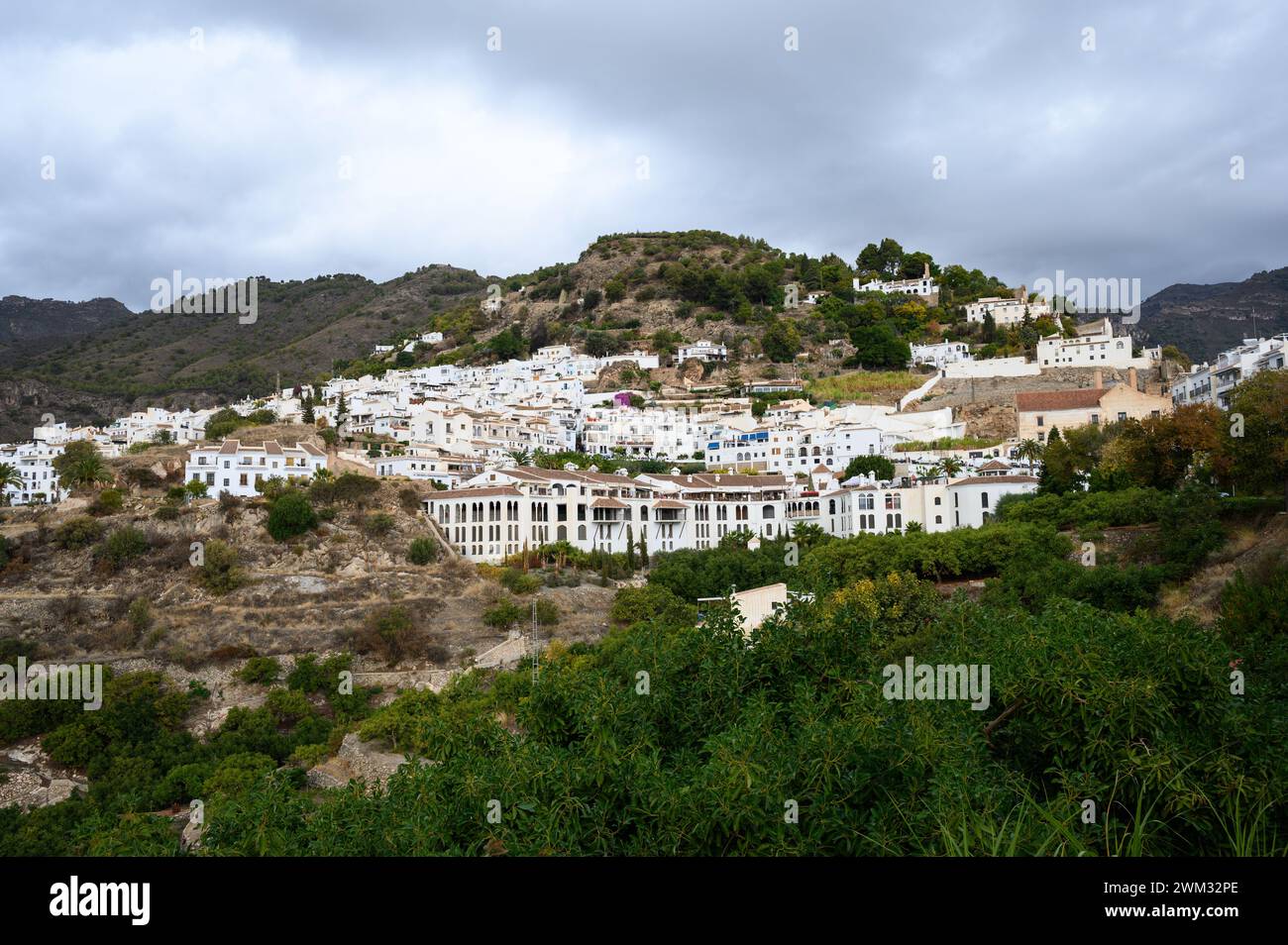 Vue du village blanc et beau Frigiliana, Malaga, Espagne. Banque D'Images