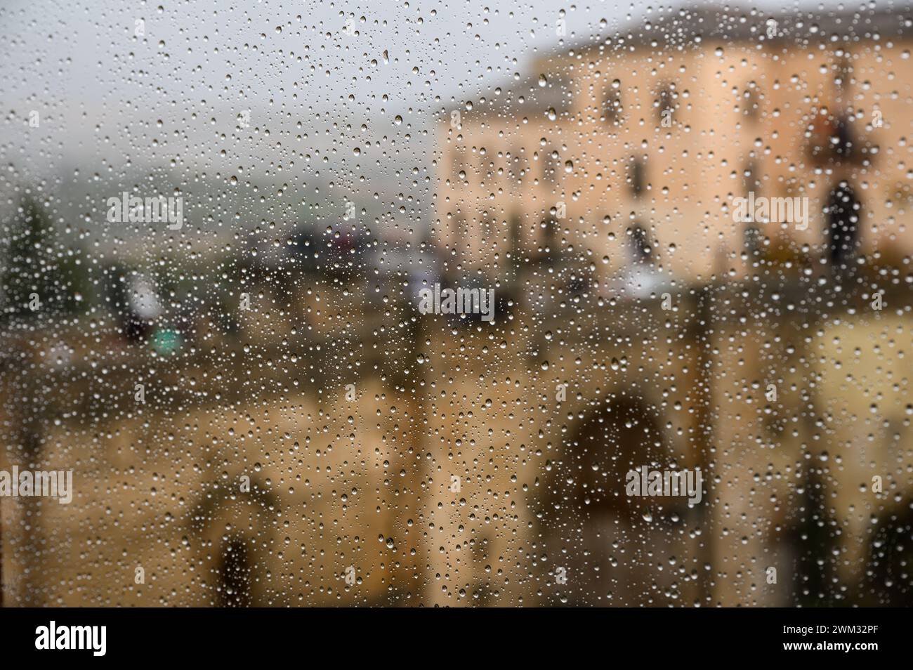 Vue sur le nouveau pont de Ronda depuis la fenêtre de l'hôtel avec des gouttes de pluie sur le verre, Malaga, Andalousie, Espagne. Banque D'Images