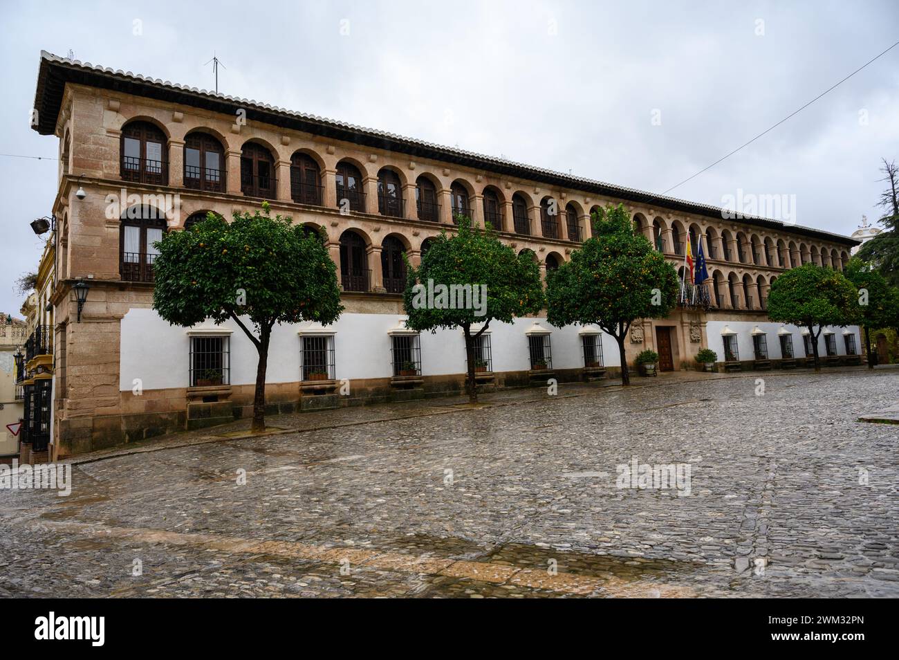 Hôtel de ville de Ronda un jour de pluie en hiver dans la vieille ville, Malaga, Andalousie, Espagne. Banque D'Images