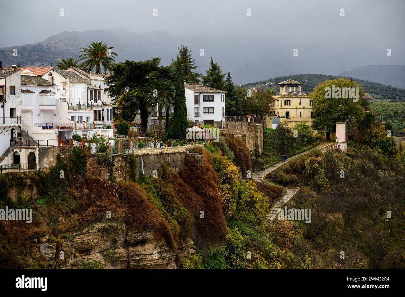Vue de la vieille ville de Ronda par temps nuageux, Malaga, Andalousie, Espagne. Banque D'Images