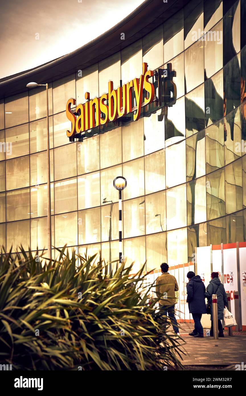 La façade en verre incurvée du supermarché de Sainsbury, Blackpool Banque D'Images