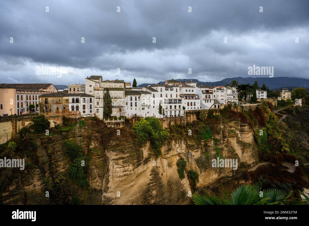 Vue de la vieille ville de Ronda par temps nuageux, Malaga, Andalousie, Espagne. Banque D'Images