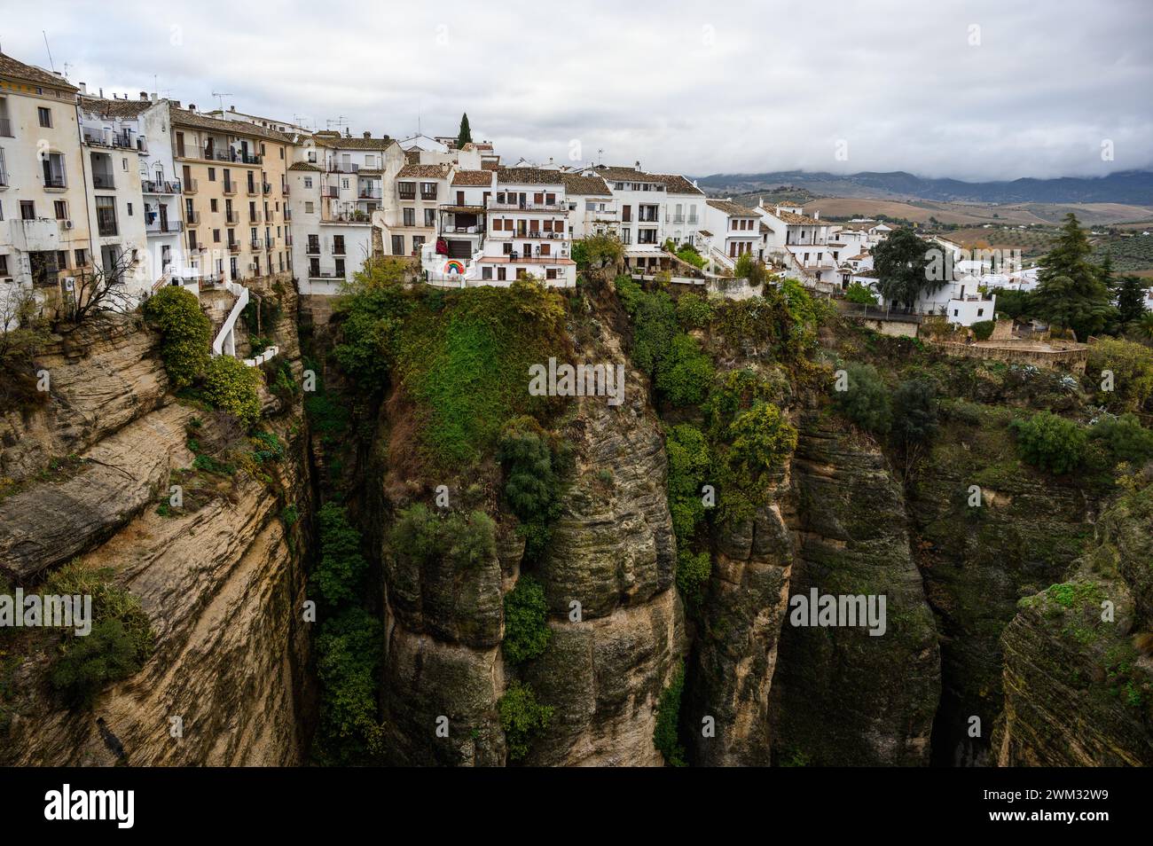 Vue sur la vieille ville de Ronda et le canyon Tajo par temps nuageux, Malaga, Andalousie, Espagne. Banque D'Images