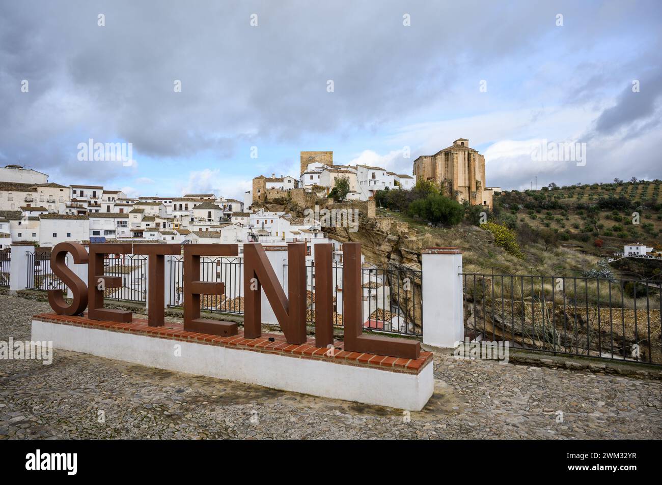 Vue panoramique sur le village Setenil de las Bodegas et son château depuis le point de vue d'El Carmen, Cadix, Espagne. Banque D'Images