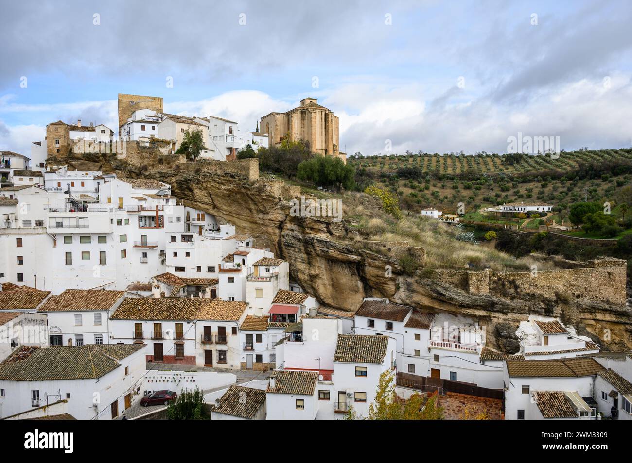 Vue panoramique sur le village Setenil de las Bodegas et son château depuis le point de vue d'El Carmen, Cadix, Espagne. Banque D'Images
