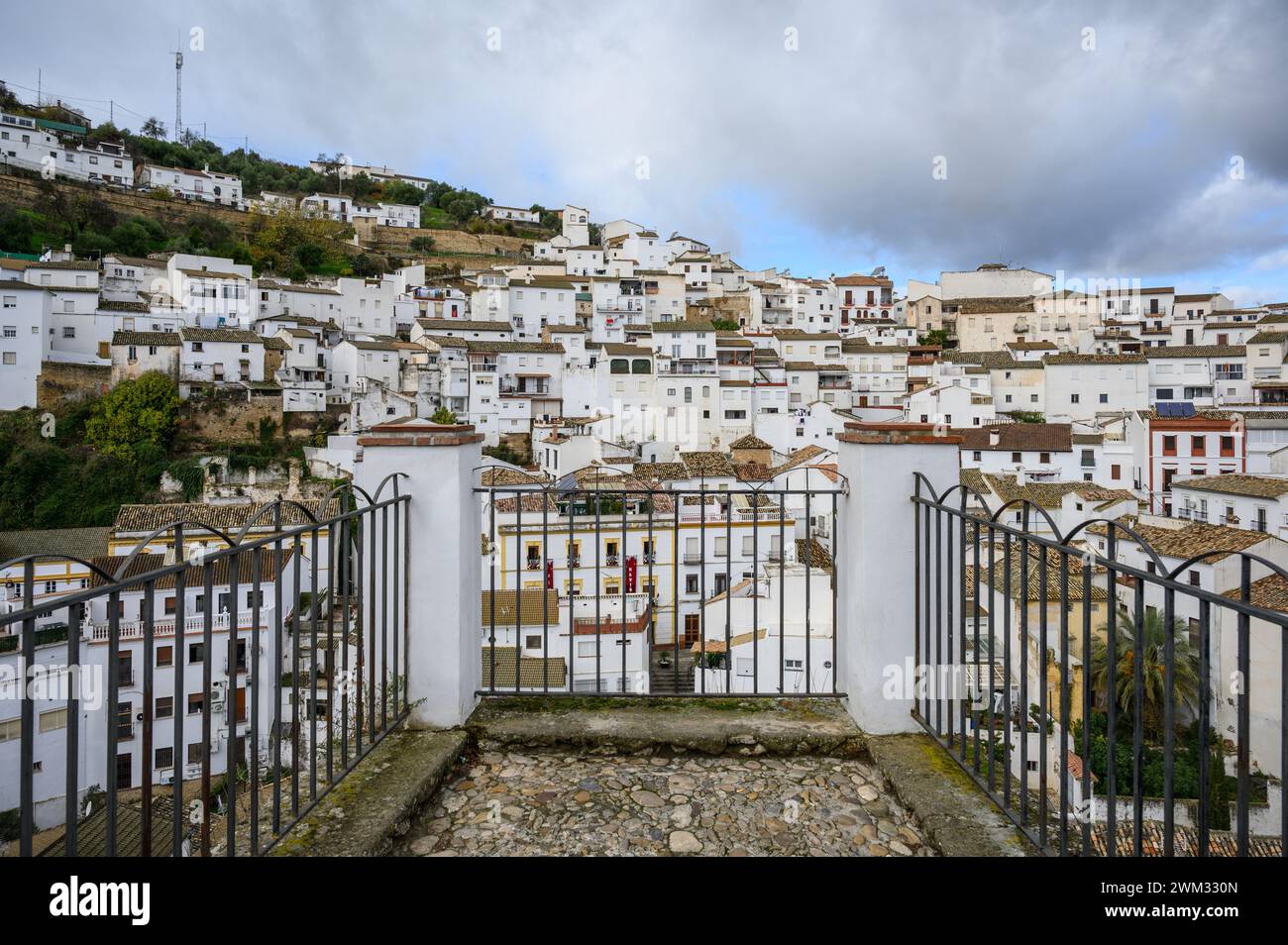 Vue panoramique sur le beau village de Setenil de las Bodegas depuis le point de vue d'El Carmen, Cadix, Espagne. Banque D'Images