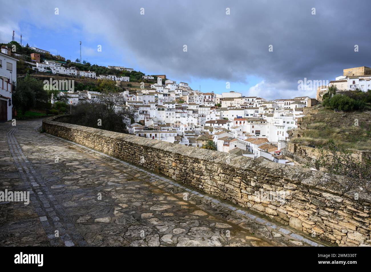 Fantastique photo du beau village blanc de Setenil de las Bodegas, Cadix, Espagne. Banque D'Images