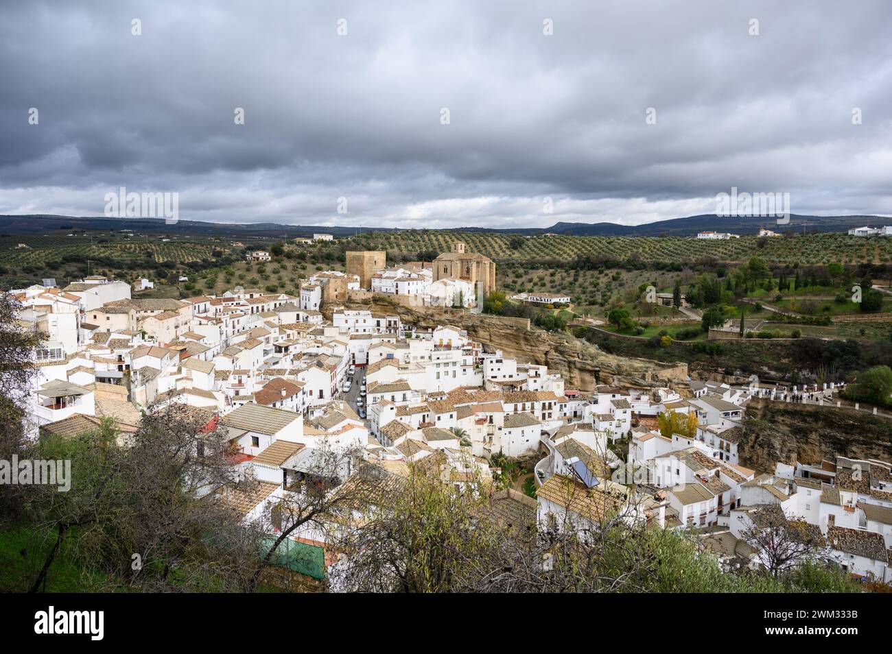 Vue panoramique sur le joli village blanc de Setenil de las Bodegas à Cadix, Espagne Banque D'Images