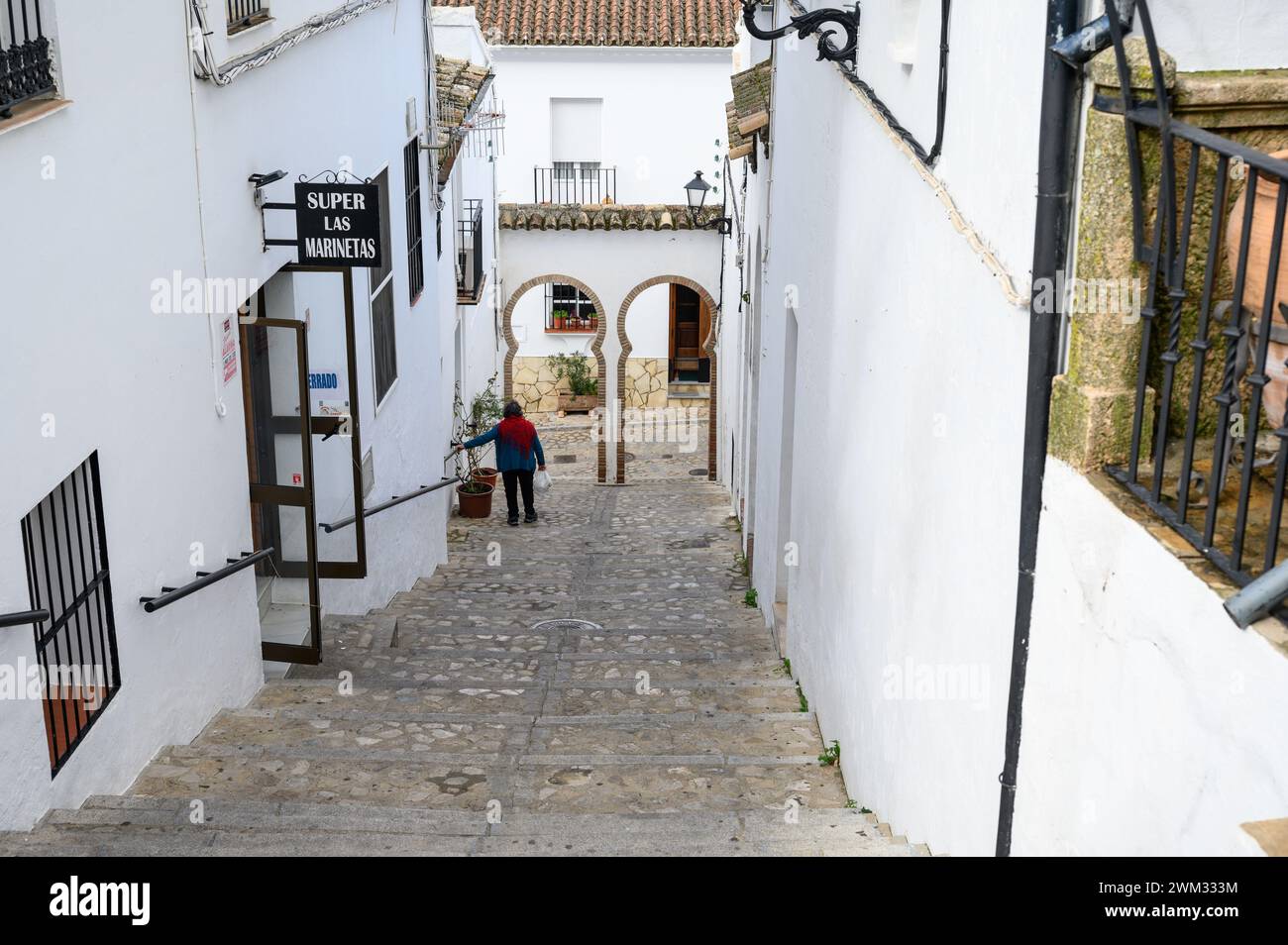 Rue descendante typique dans le centre historique de Zahara de la Sierra à Grazalema, Cadix, Espagne. Banque D'Images