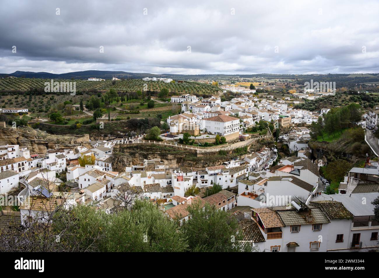 Vue panoramique sur le joli village blanc de Setenil de las Bodegas à Cadix, Espagne. Banque D'Images