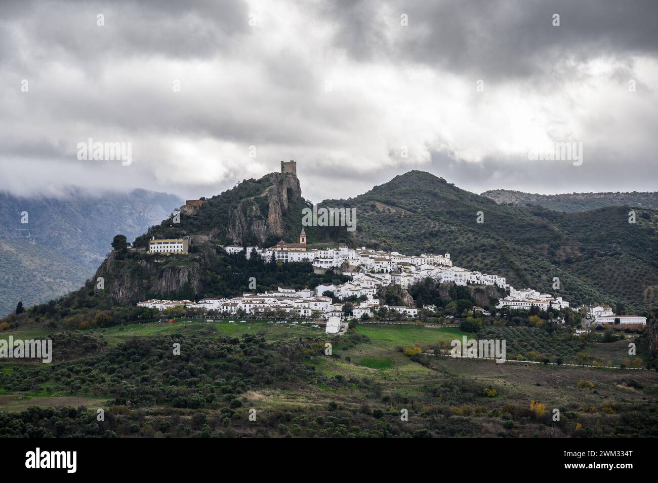 Photo du village blanc et site historique de Zahara de la Sierra à Grazalema dans un jour nuageux d'hiver, Cadix, Espagne. Banque D'Images