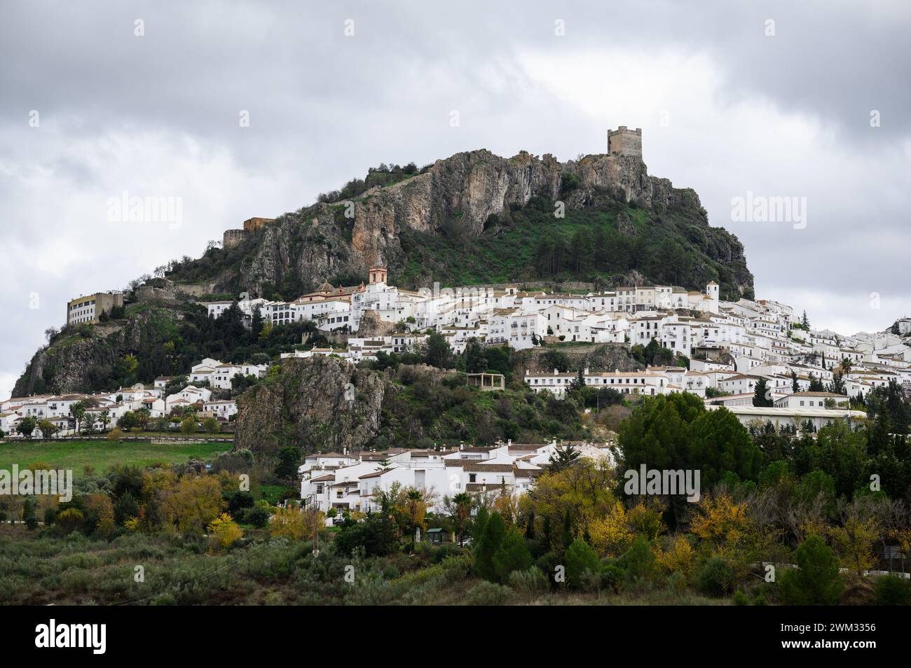 Photo du village blanc et site historique de Zahara de la Sierra à Grazalema, Cadix, Espagne. Banque D'Images