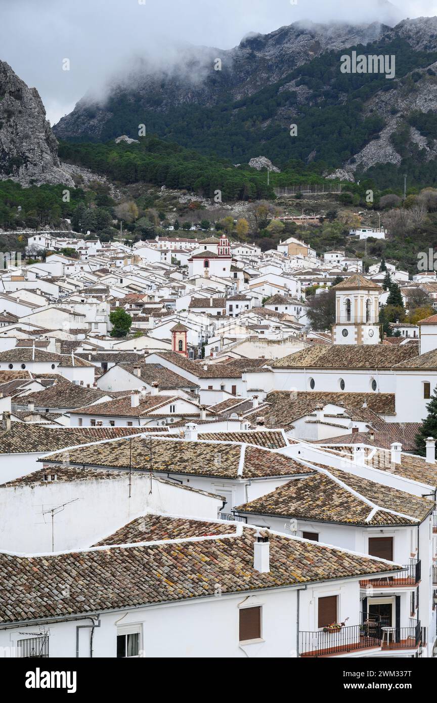 Vue d'en haut du magnifique village andalou de Grazalema avec tous les toits blancs et les maisons, Cadix, Espagne. Banque D'Images