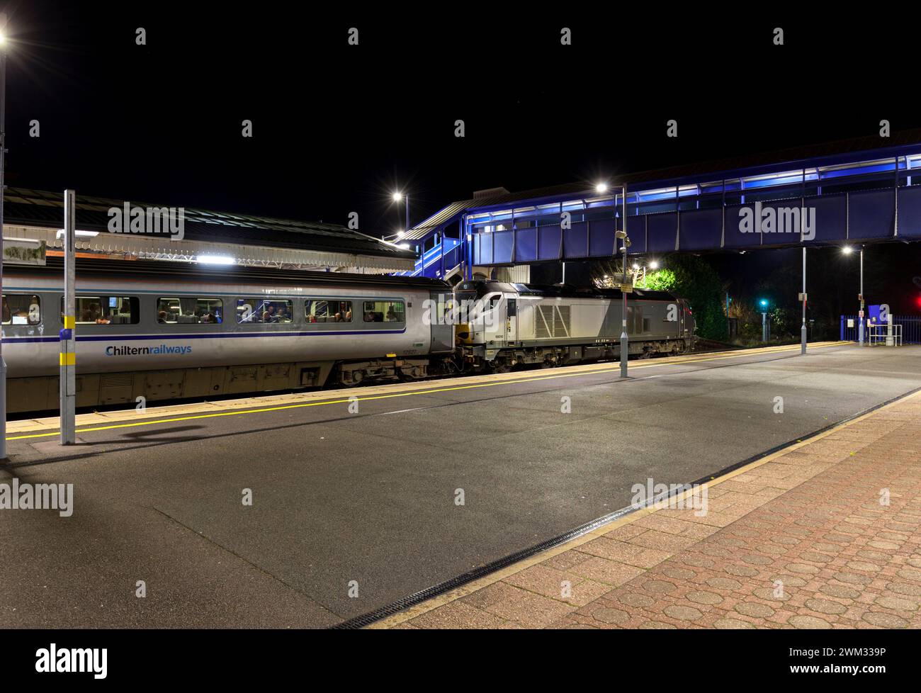 La locomotive Chiltern Railways classe 68 68010 à la gare de Bicester North avec un train express Chiltern Railways la nuit Banque D'Images