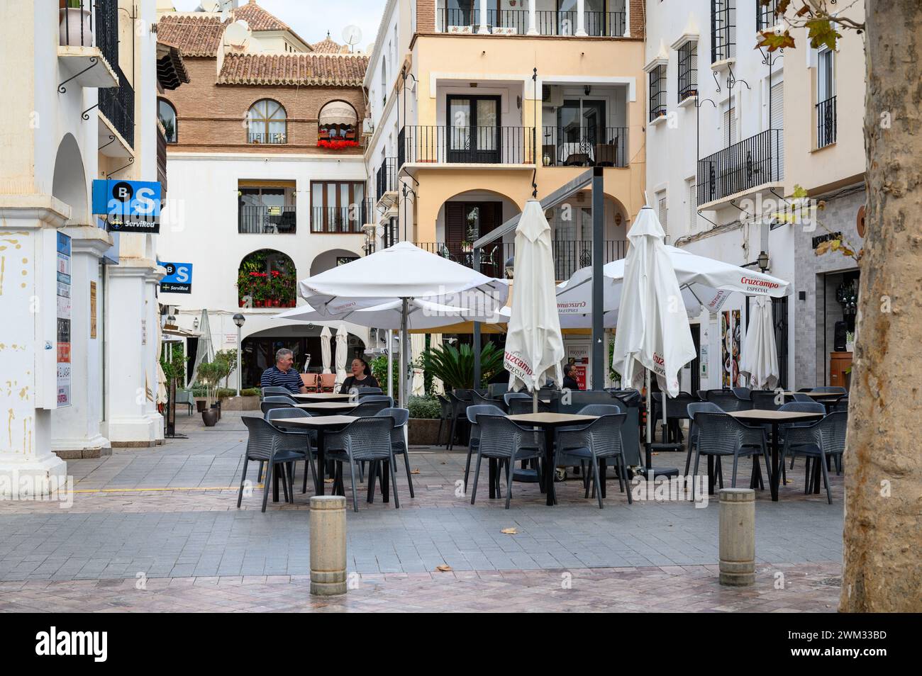 Centre historique de Nerja avec bars, restaurants et boutiques typiques. Malaga, Espagne. Banque D'Images