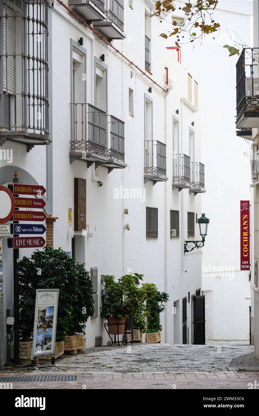 Rue andalouse typique dans le centre de Nerja avec des maisons blanches avec balcons. Malaga, Espagne. Banque D'Images