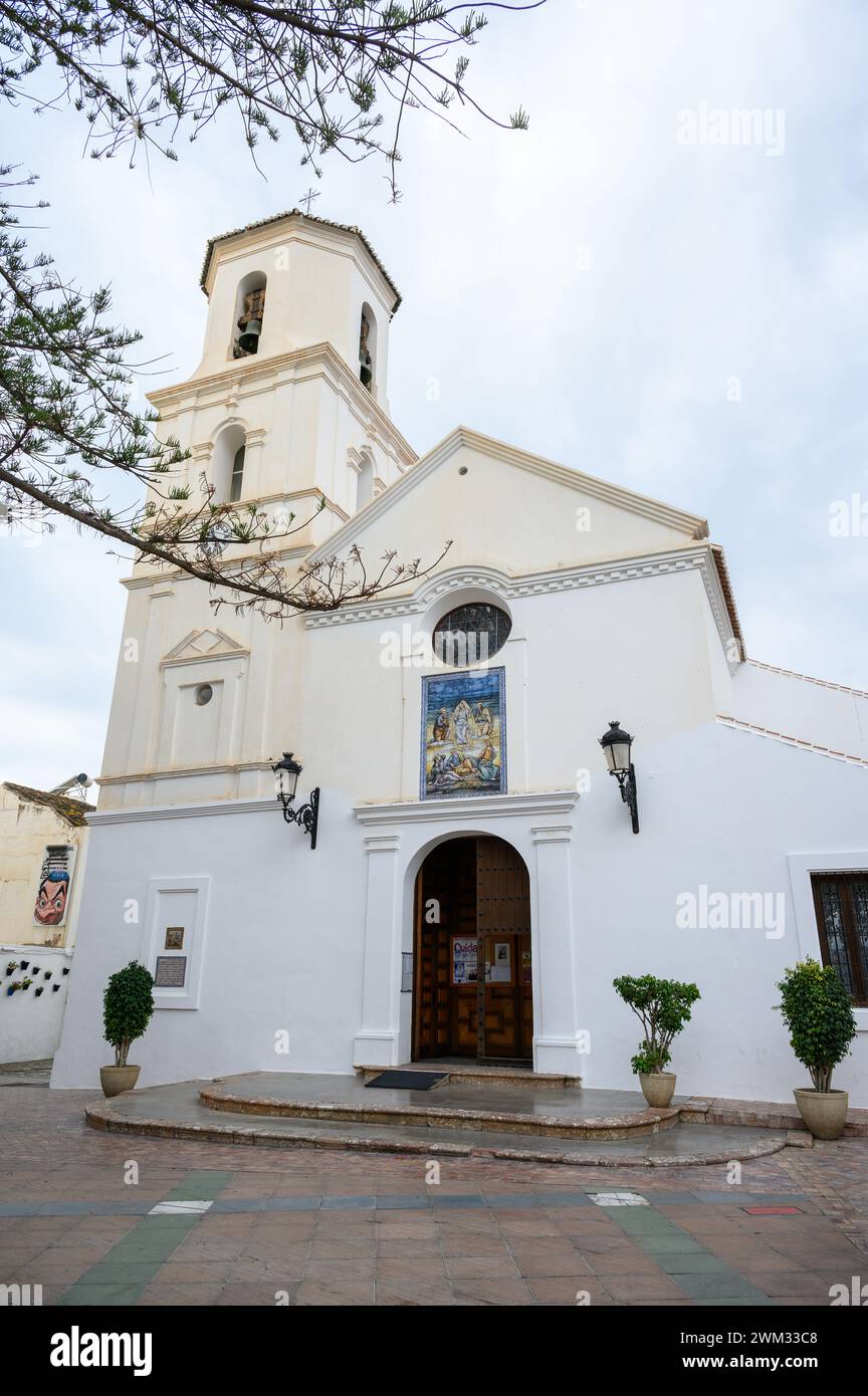 Centre historique de Nerja avec bars, restaurants et église El Salvador. Malaga, Espagne. Banque D'Images