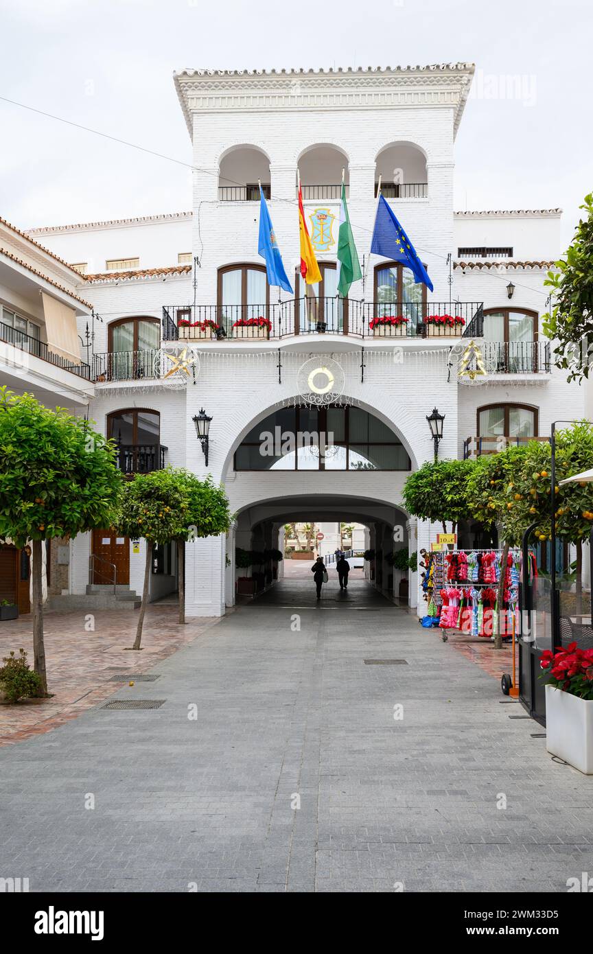 Hôtel de ville de Nerja avec des gens qui passent en dessous. Malaga, Espagne. Banque D'Images