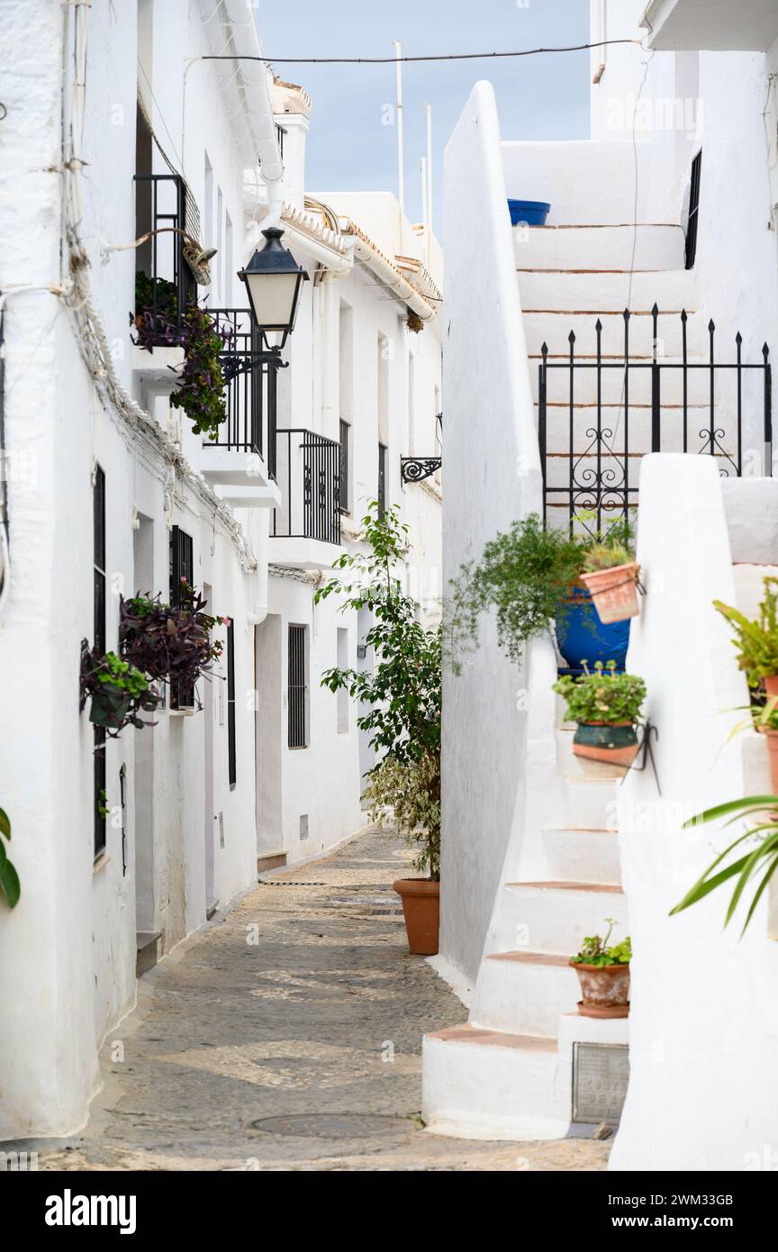 Rues en descente et en montée raides dans l'un des plus beaux villages d'Espagne, Frigiliana, Malaga, Espagne. Banque D'Images