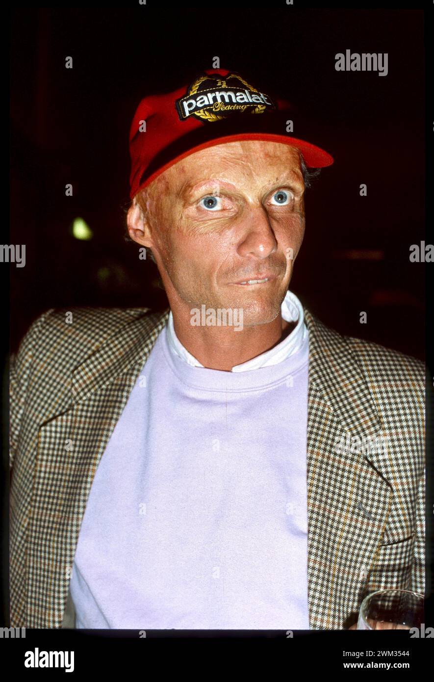 FALCO feiert 30. Geburtstag 18. Février 1987, Cafe Hawelka, Wien Niki Nikolaus Lauda 22. Février 2024 : 75. Geburtstag von Niki LAUDA Keine schicksalhaften Herausforderungen des Lebens konnten den dreifachen formel 1-Weltmeister brechen. Bereits 42 Tage nach dem verheerenden Unfall auf dem Nürburgring saison 1976 startete Niki erneut mit seinem Ferrari beim Großen Preis von Italien und belegte den vierten Platz, mit blutenden Wunden Dreieinhalb Jahre nach dem Zeitpunkt dieser Aufnahme kam es beim Lauda-Air-Flug 004 zu einem schweren Unfall mit 223 Todesopfern, als Seine Boeing 767 en Thaïlande a Banque D'Images