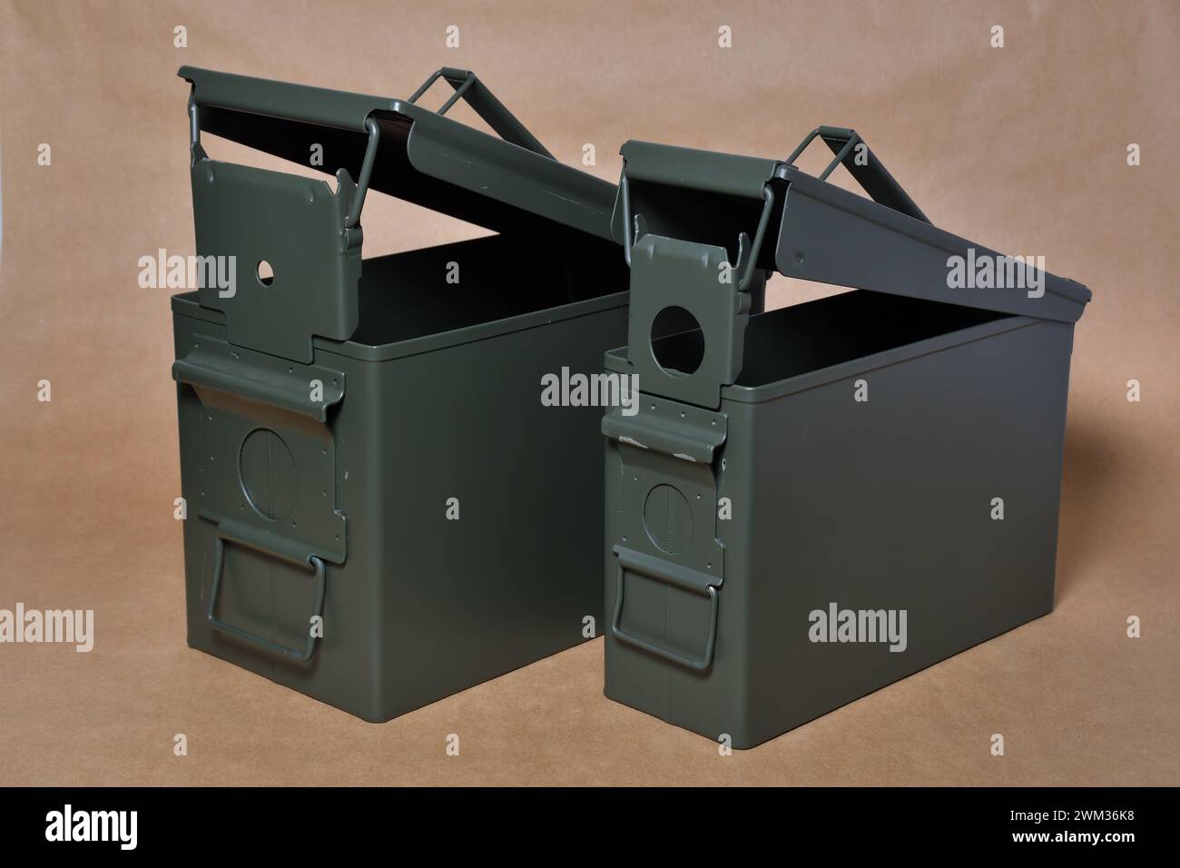 Boîtes métalliques vertes de munitions militaires avec couvercle ouvert. Isolé sur fond de papier artisanal. Banque D'Images