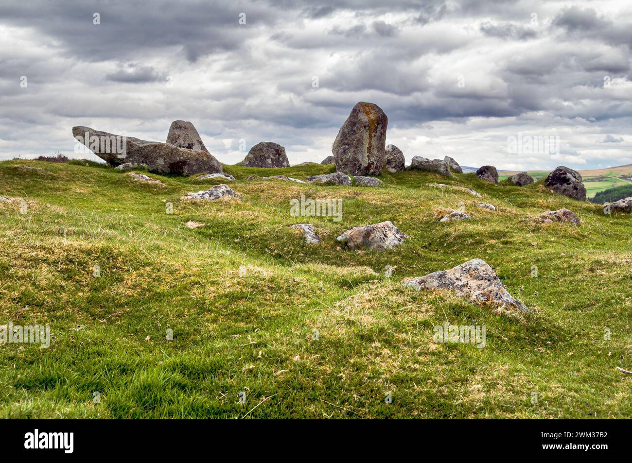 Petites pierres debout à Ord Hill, Lairg, Écosse, Royaume-Uni prises par un jour nuageux et couvert Banque D'Images