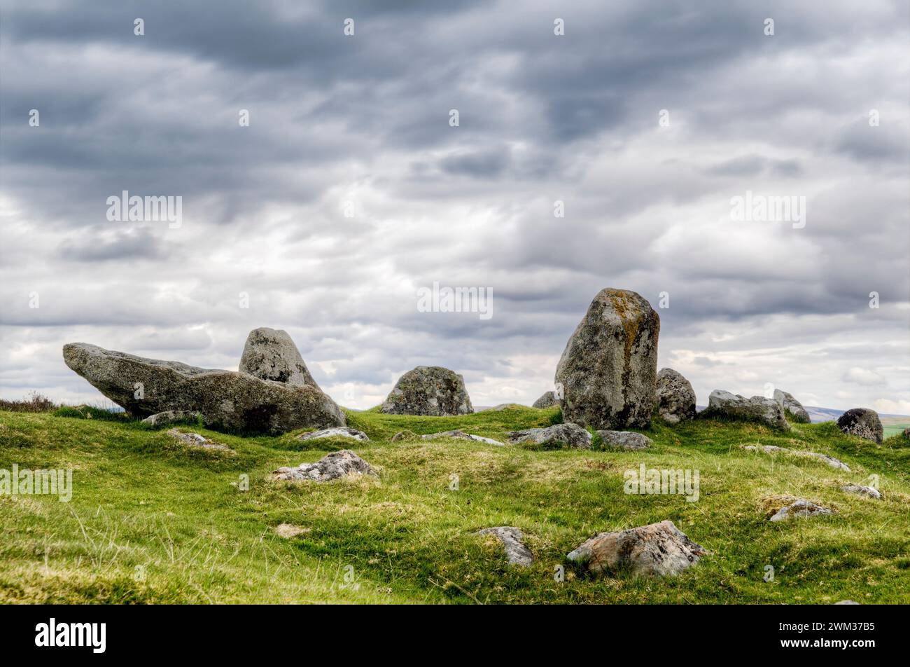 Petites pierres debout à Ord Hill, Lairg, Écosse, Royaume-Uni prises par un jour nuageux et couvert Banque D'Images