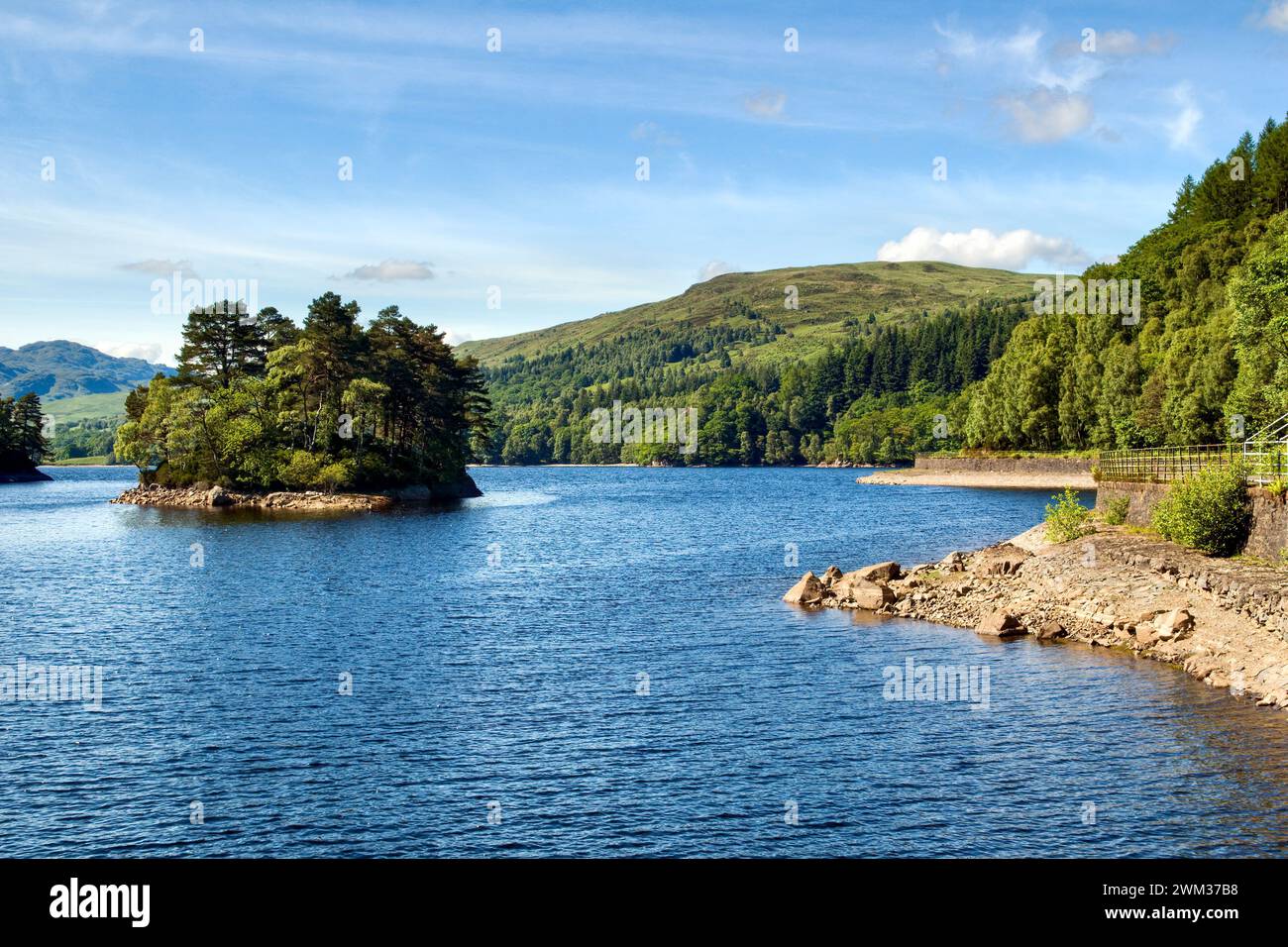 Loch Katrine, une partie du parc national du loch Lomond et Trossachs, district de Stirling, Écosse pris l'été Banque D'Images