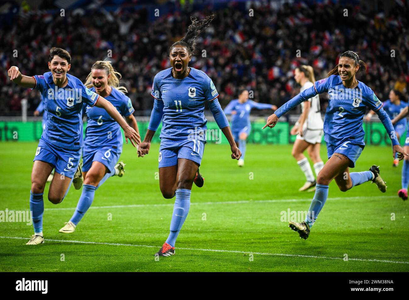 Decines Charpieu, France. 23 février 2024. © Matthieu Mirville/MAXPPP - DECINES-Charpieu 23/02/2024 Kadidiatou DIANI (France) célèbre son but avec Amandine HENRY (France), Elisa DE ALMEIDA (France) et Maelle LAKRAR (France) lors de la Ligue des Nations féminines de l'UEFA, demi-finale entre la France et l'Allemagne au stade Groupama le 23 février. 2024 à Decines-Charpieu près de Lyon, France. Crédit : MAXPPP/Alamy Live News Banque D'Images Decines Charpieu, France. 23 février 2024. © Matthieu Mirville/MAXPPP - DECINES-Charpieu 23/02/2024 Kadidiatou DIANI (France) célèbre son but avec Amandine HENRY (France), Elisa DE ALMEIDA (France) et Maelle LAKRAR (France) lors de la Ligue des Nations féminines de l'UEFA, demi-finale entre la France et l'Allemagne au stade Groupama le 23 février. 2024 à Decines-Charpieu près de Lyon, France. Crédit : MAXPPP/Alamy Live News Banque D'Images
