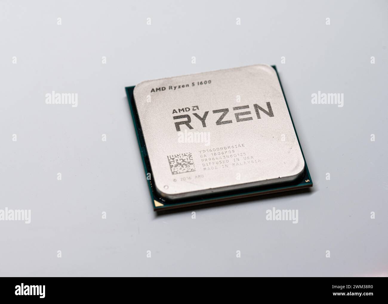 Gothenburg, Suède - 04 février 2023 : AMD Ryzen 5 1600 CPU sur table blanche Banque D'Images