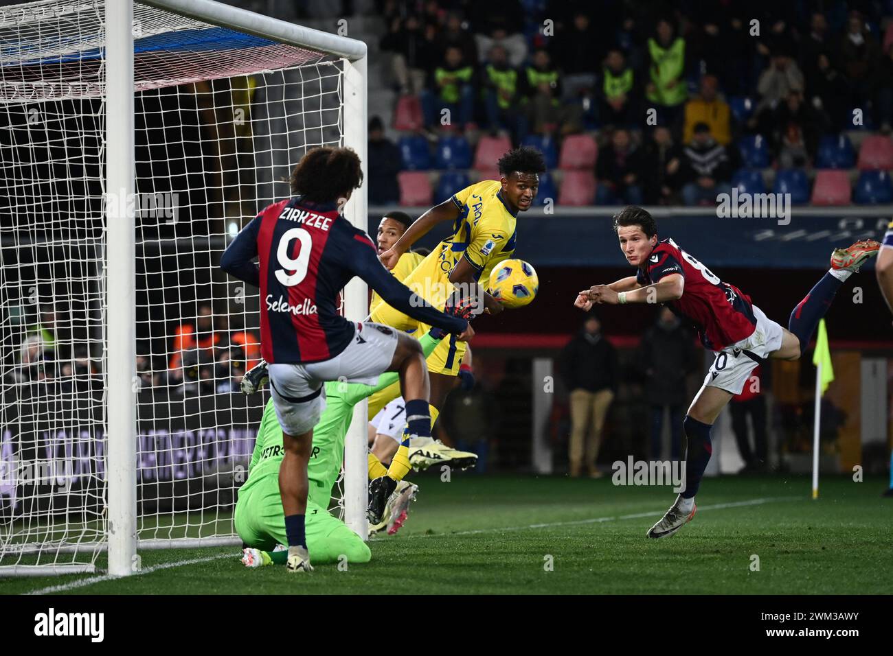 Foto Massimo Paolone/LaPresse 23 Febbraio 2024 - Bologna, Italia - sport, calcio - Bologna vs Verona - Campionato Italiano di calcio Serie A TIM 2023/2024 - Stadio Renato Dall'Ara. Nella foto : Joshua Zirkzee (Bologna FC) e Giovanni Fabbian (Bologna FC) in azione contrastati da Lorenzo Montipo (Hellas Vérone) e Suat Serdar (Hellas Vérone) 23 février 2024 Bologne, Italie - sport, calcio - Bologne vs Vérone - Championnat italien de football Serie A 2023/2024 - stade Renato Dall'Ara. Sur la photo : Joshua Zirkzee (Bologna FC) et Giovanni Fabbian (Bologna FC) s'affrontent pour le ballon avec Banque D'Images