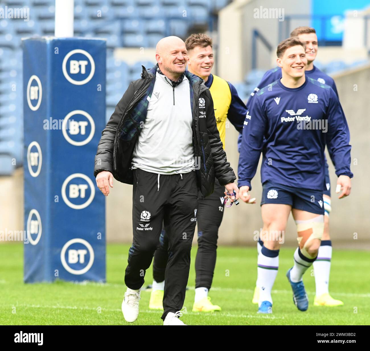 Scottish Gas Murrayfield Stadium. Edinburgh.Scotland.UK. 23rd Feb 24 Scotland Captains Run pour le match des six Nations hommes Guinness contre l'Angleterre . Entraîneur-chef du trio écossais, Gregor Townsend, Huw Jones et Rory Darge pendant la session. Crédit : eric mccowat/Alamy Live News Banque D'Images