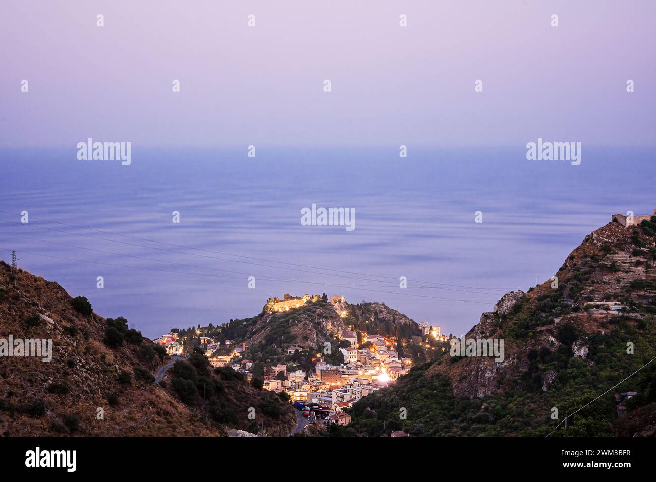 Le panorama spectaculaire dont jouit la ville de Taormina en Sicile Banque D'Images