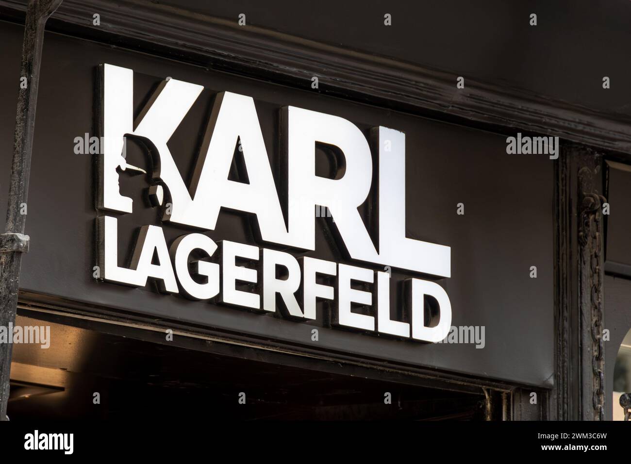 Enseigne et logo d'une boutique Karl Lagerfeld, une marque de prêt-à-porter créée par le designer Karl Lagerfeld Banque D'Images