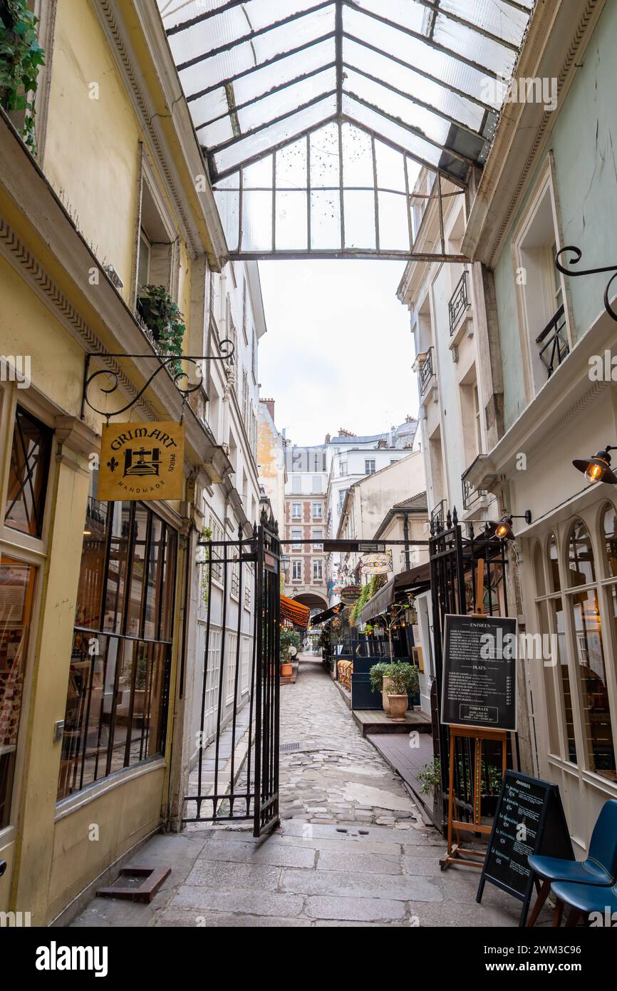 Vue sur la Cour du commerce-Saint-André, passage piétonnier reliant le boulevard Saint-Germain à la rue Saint-André des Arts, dans le quartier Latin Banque D'Images Vue sur la Cour du commerce-Saint-André, passage piétonnier reliant le boulevard Saint-Germain à la rue Saint-André des Arts, dans le quartier Latin Banque D'Images